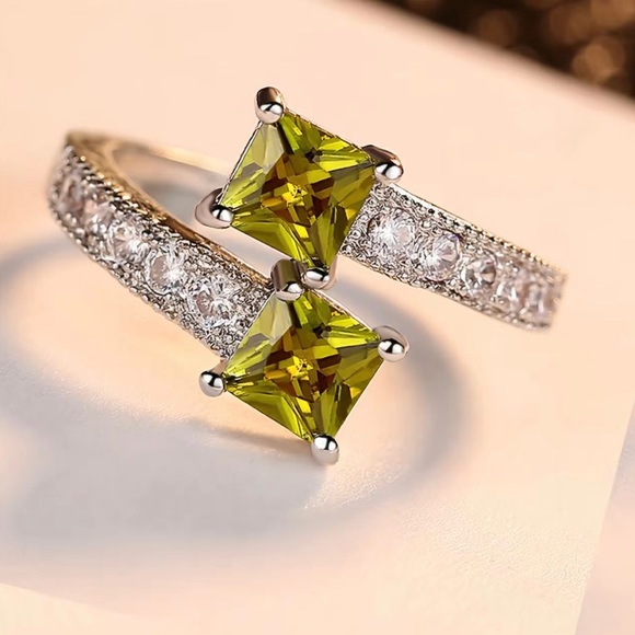 Light green Princess Cut Ring - Picture 4 of 5